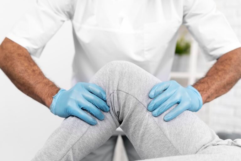 fisioterapeuta-masculino-comprobando-la-movilidad-de-la-rodilla-de-la-mujer